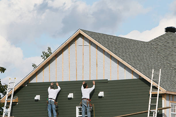 Professional Vinyl Siding technician working in Hauppauge, NY